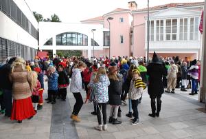 Pust je odganjal zimo tudi v Sežani